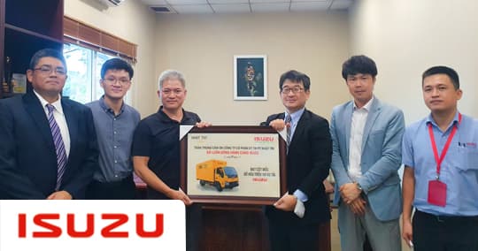 Isuzu-vietnam.com | Isuzu Việt Nam tri ân Nhất Tín Logistics đạt cột mốc sở hữu hơn 100 xe tải Isuzu